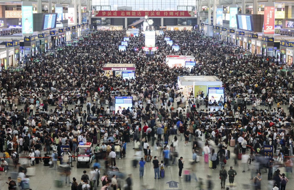 最火“五一”预订！小长假前两日多地接待游客量两位数增长，出境游订单井喷